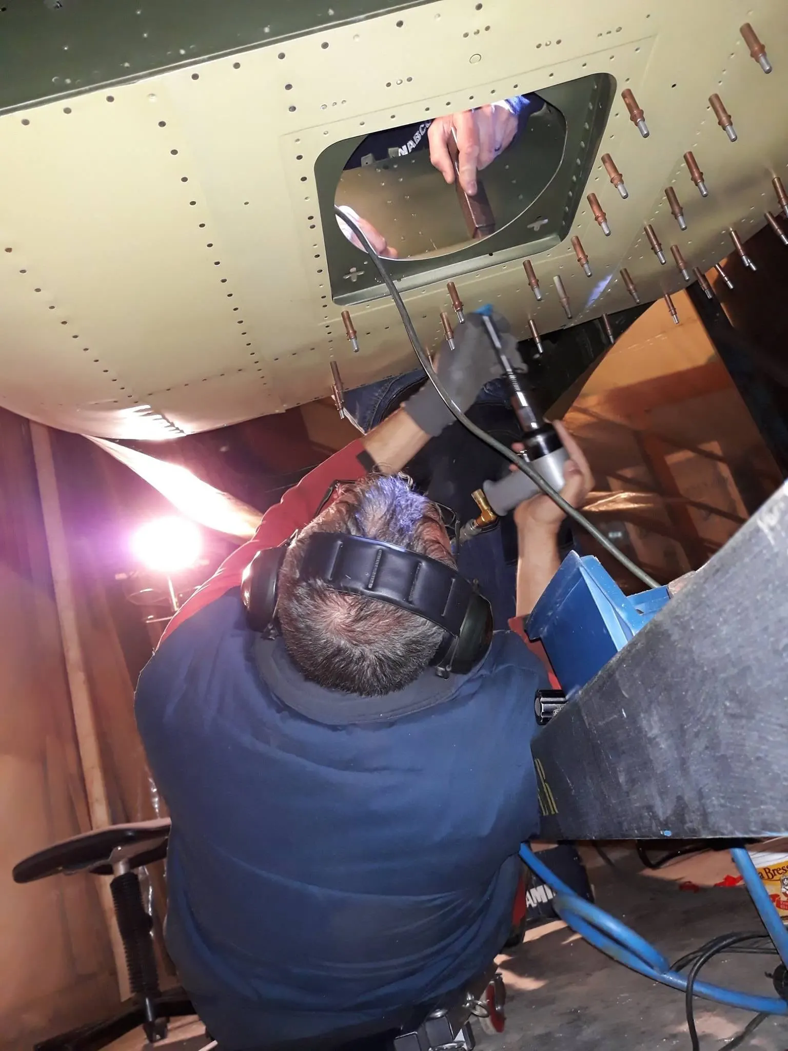 Restauration de l'A-26 Invader : rivetage du plancher