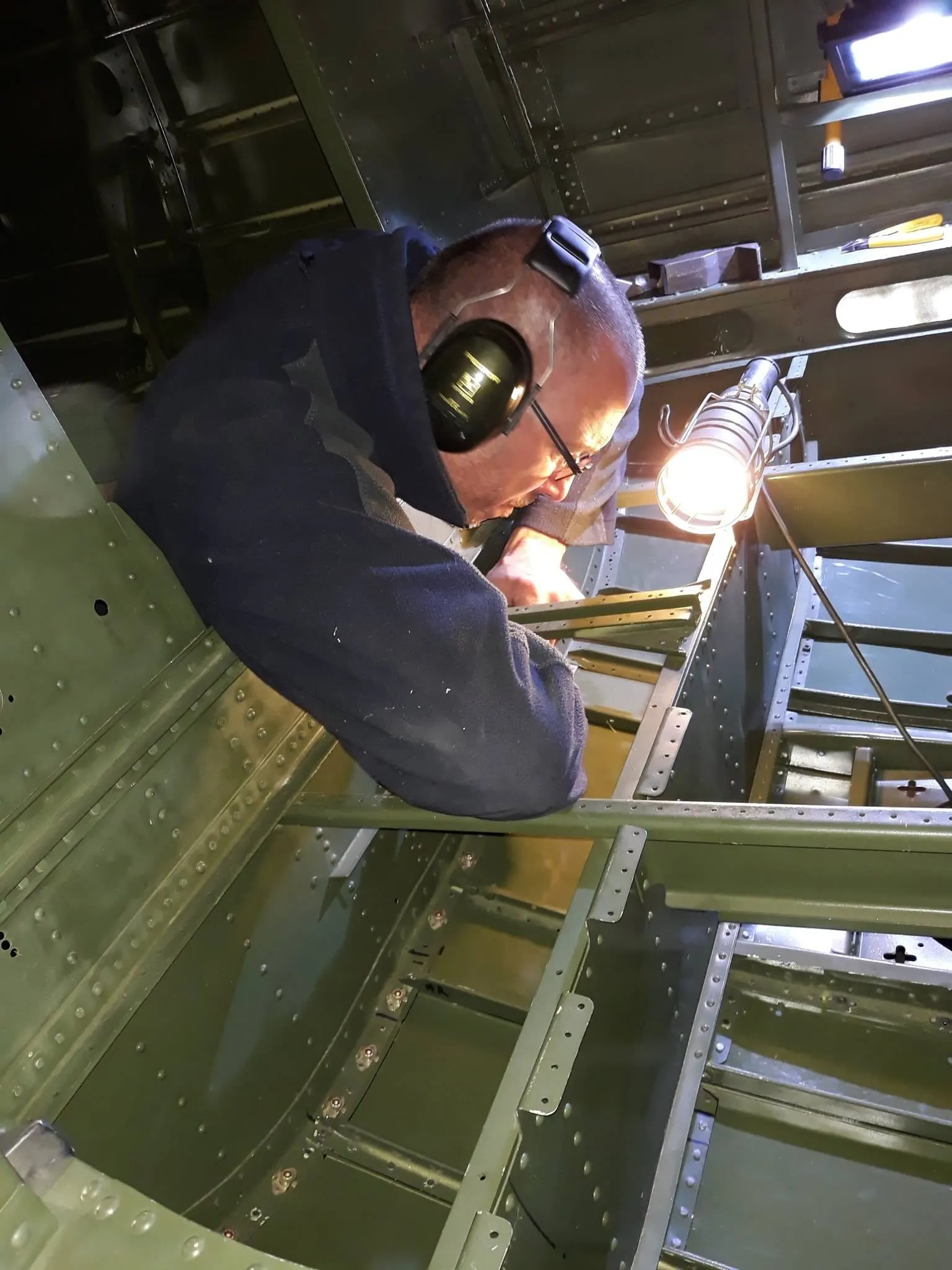 Restauration de l'A-26 Invader : rivetage du plancher
