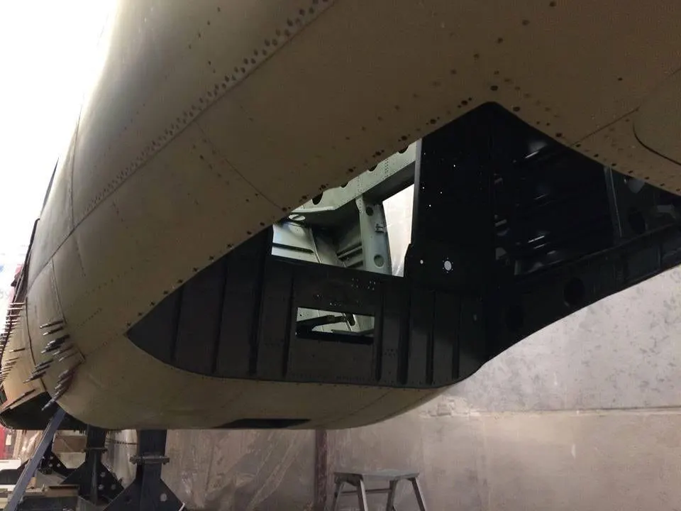 Restauration de l'A-26 Invader : rivetage du plancher