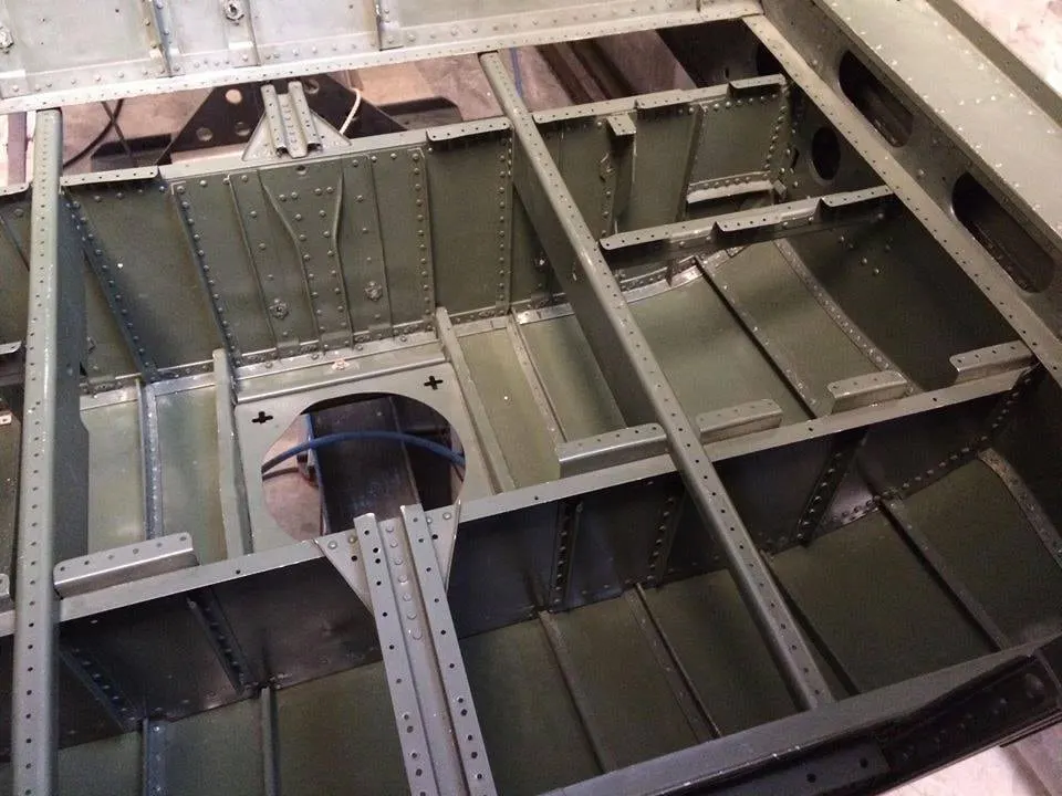 Restauration de l'A-26 Invader : rivetage du plancher