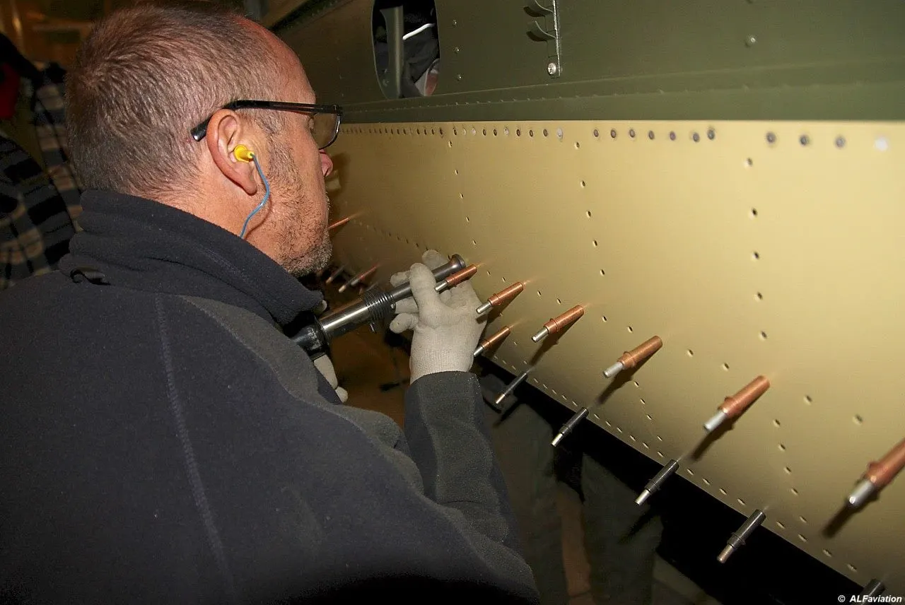 Restauration de l'A-26 Invader : le rivetage des tôles commence