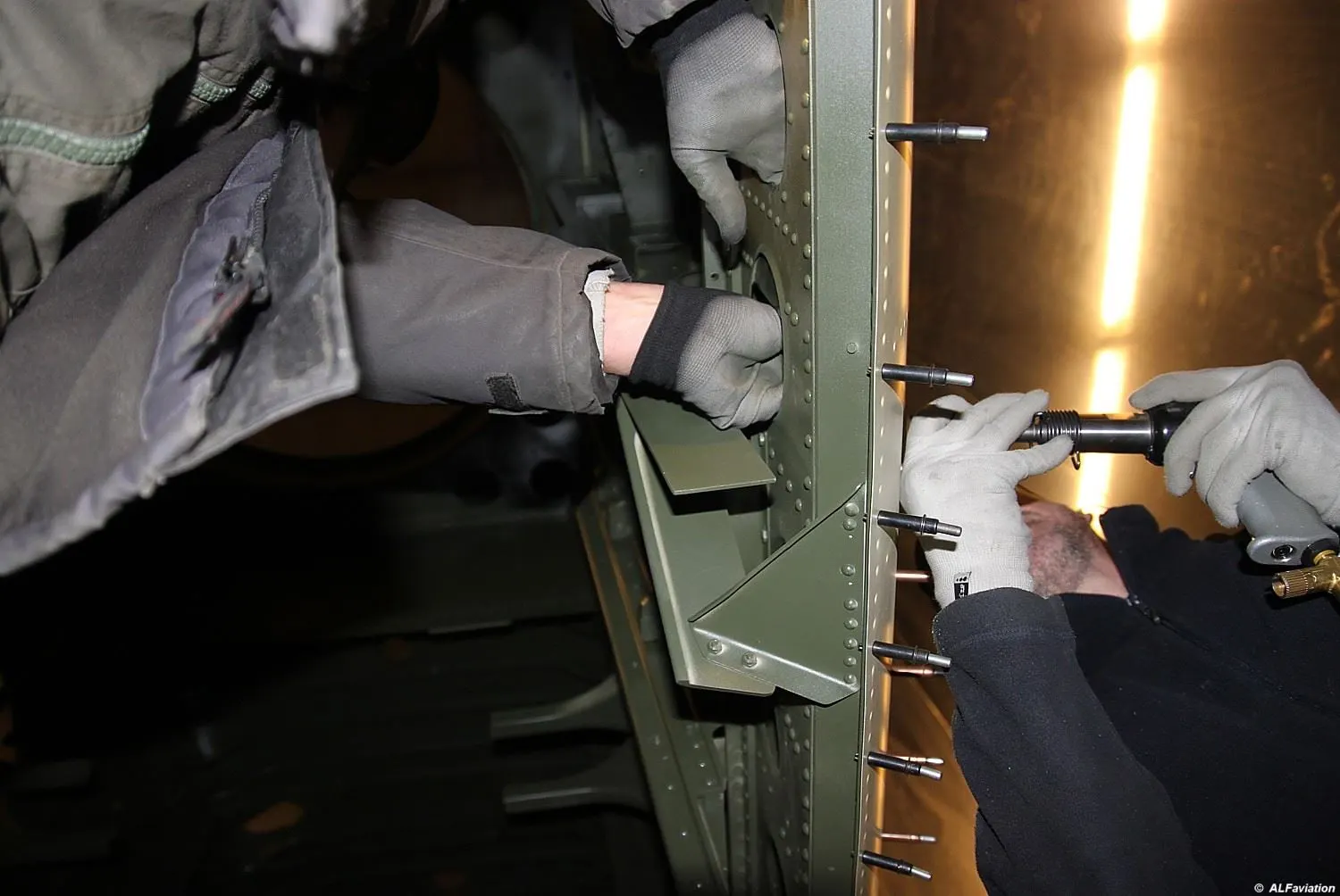Restauration de l'A-26 Invader : le rivetage des tôles commence