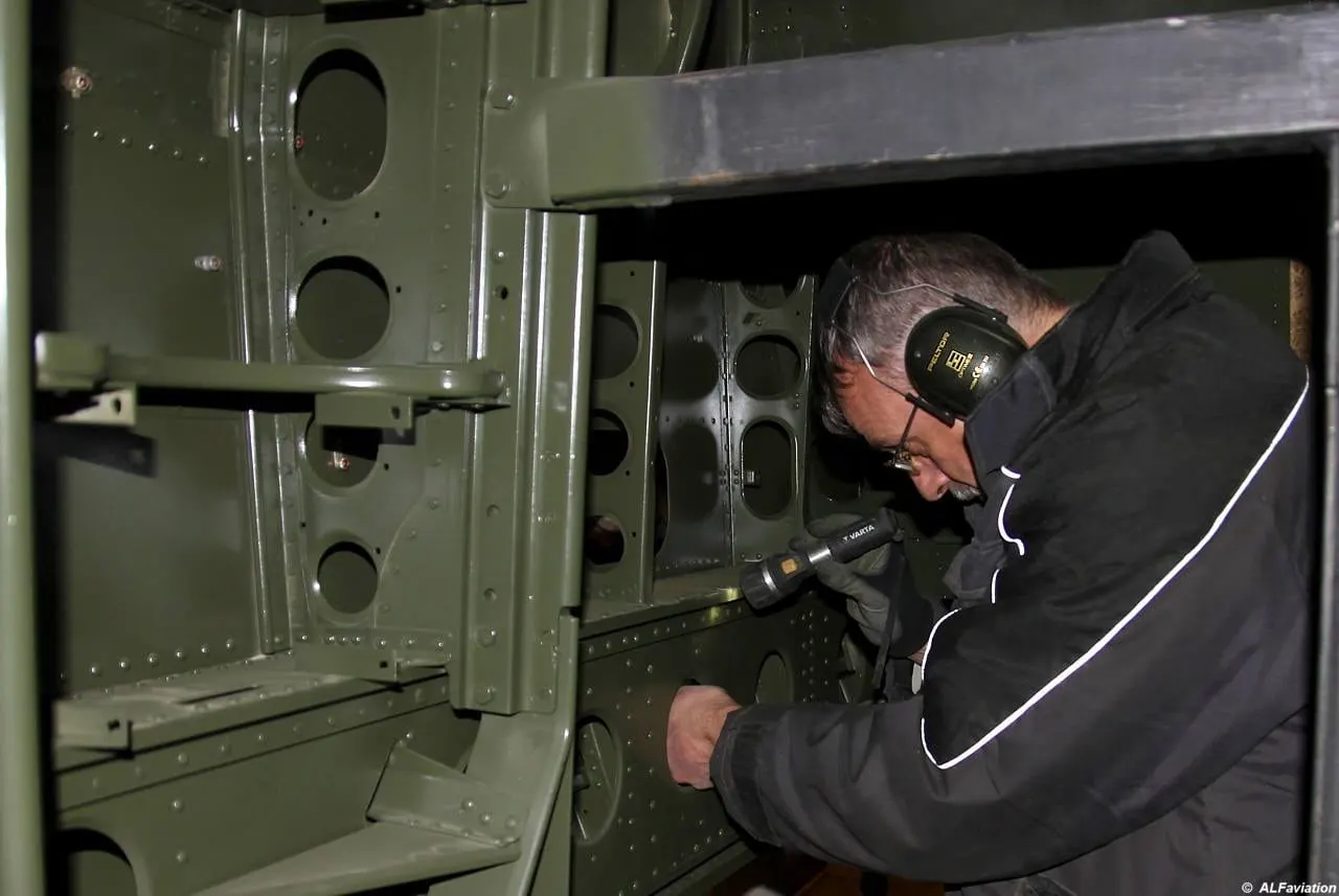 Restauration de l'A-26 Invader : le rivetage des tôles commence