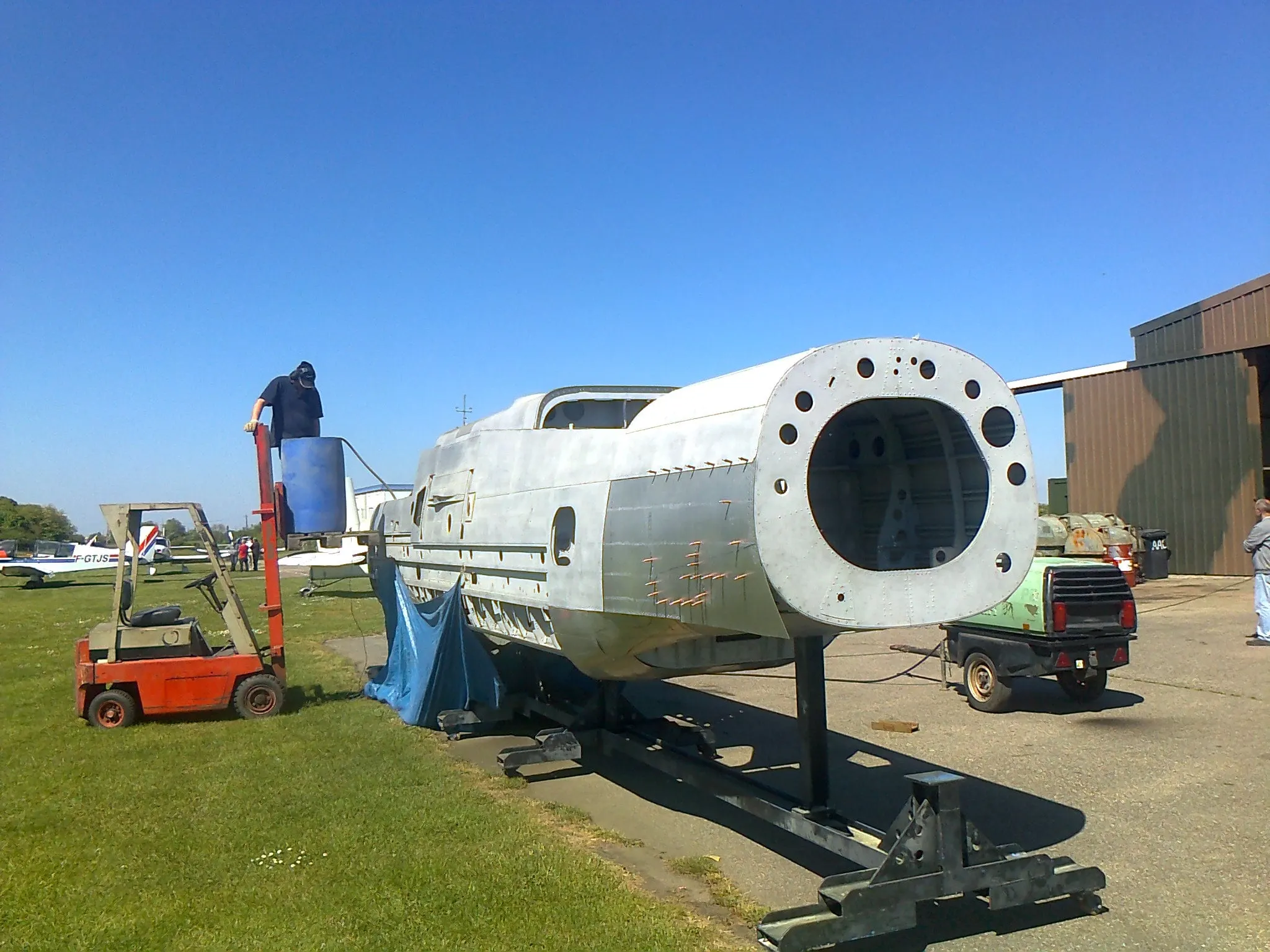 Restauration de l'A-26 Invader : sablage de la partie centrale et d'éléments du fuselage