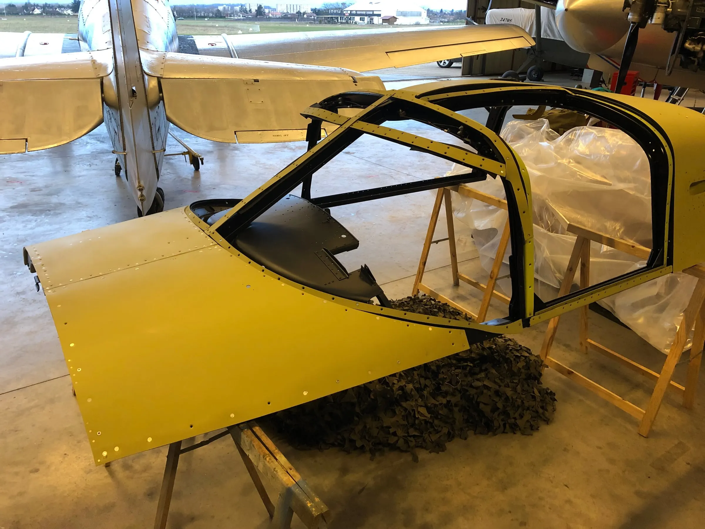 Restauration de l'A-26 Invader : les tôles du cockpit sont peintes et positionnées