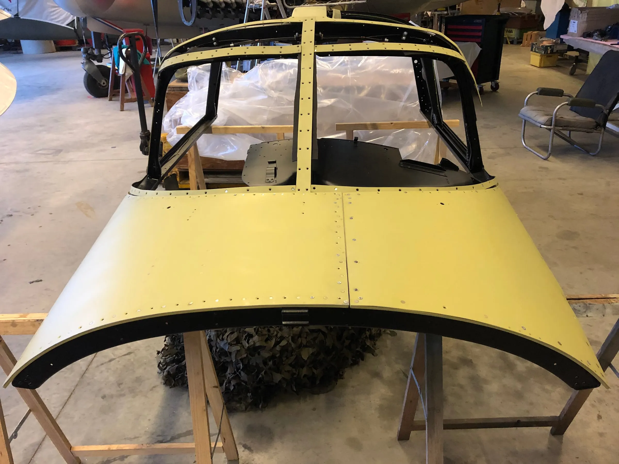Restauration de l'A-26 Invader : les tôles du cockpit sont peintes et positionnées
