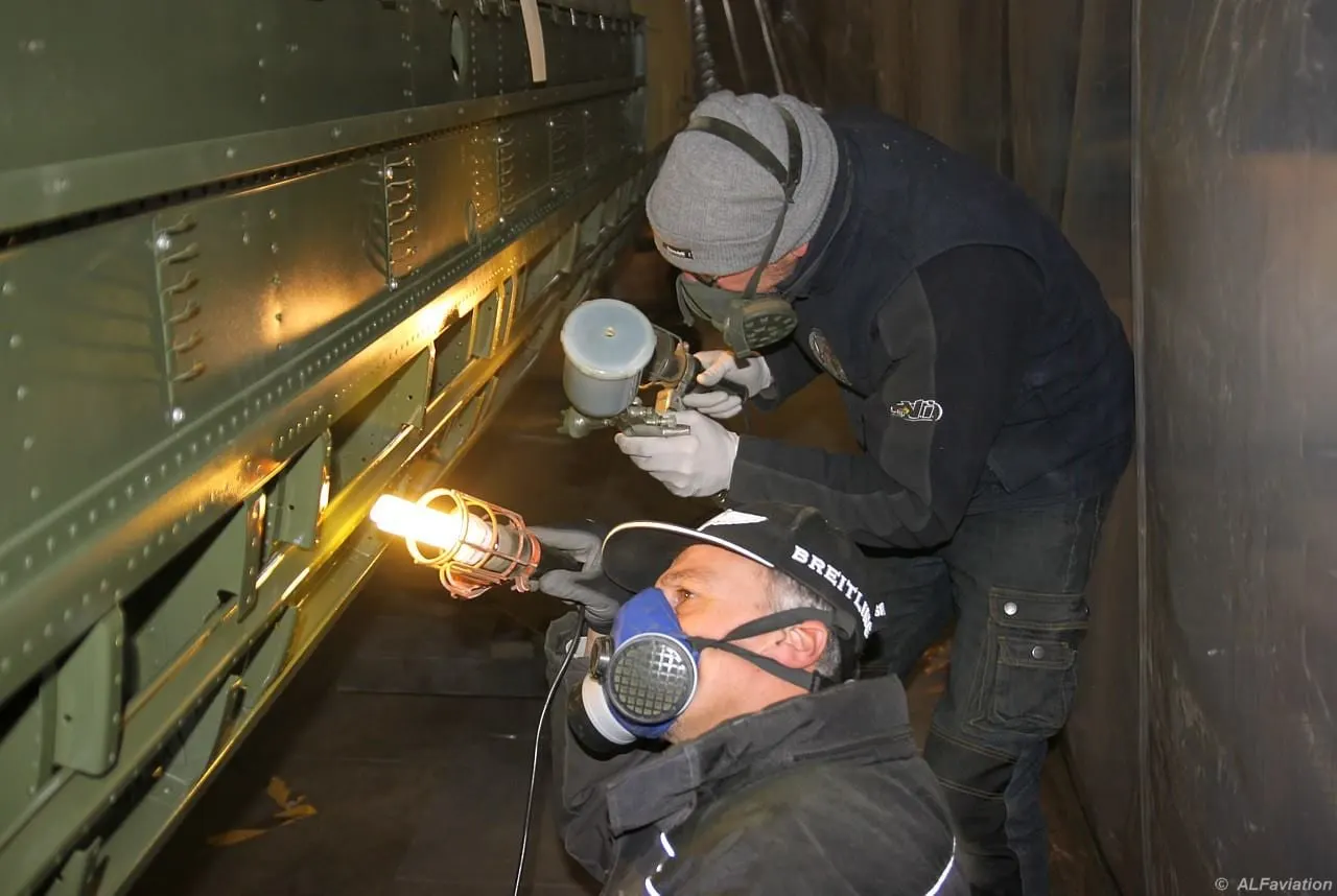 Restauration de l'A-26 Invader : travaux de peinture du fuselage