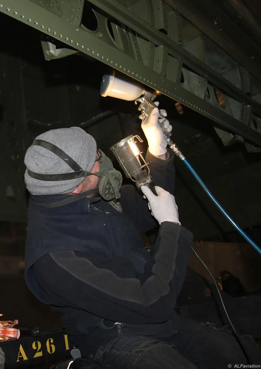 Restauration de l'A-26 Invader : travaux de peinture du fuselage