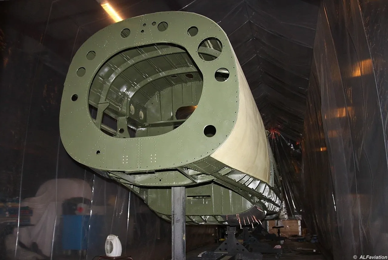 Restauration de l'A-26 Invader : travaux de peinture du fuselage