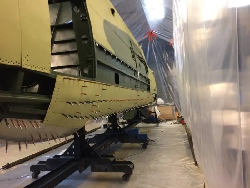 Restauration de l'A-26 Invader : travaux de peinture du fuselage