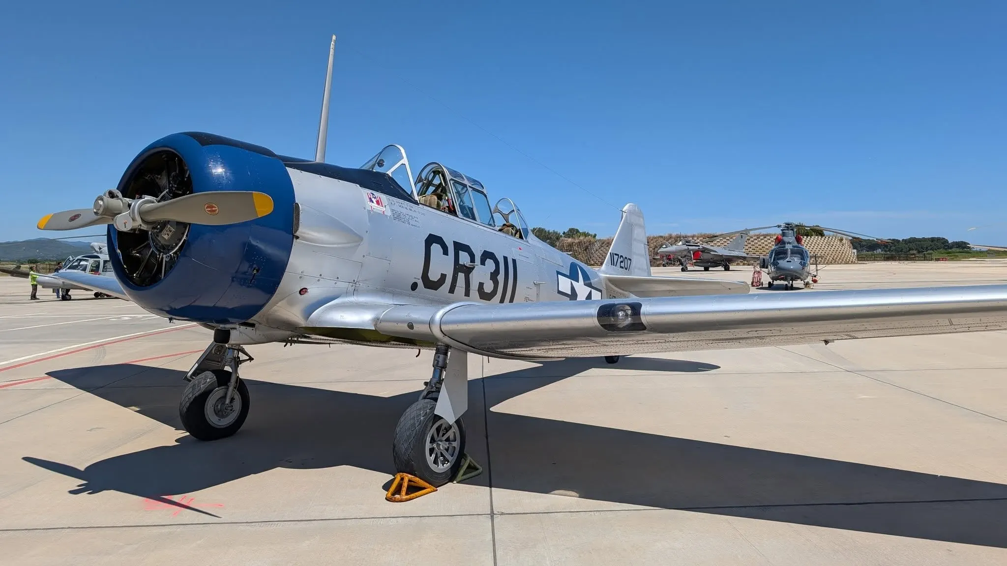 Le Flamant et le T-6 aux 100 ans de la base aéronavale de Hyères